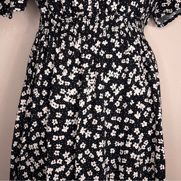 Small H&M Black White Floral Print Peasant Dress Smocked Waist Accent - Picture 3 of 13